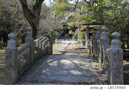 四国別格二十霊場十八番札所（四国霊場番外札所）「海岸寺」参道、奥之院大師堂とお遍路さん 18570993