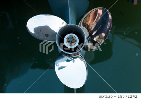 Baot propeller installed on the engine 18571242