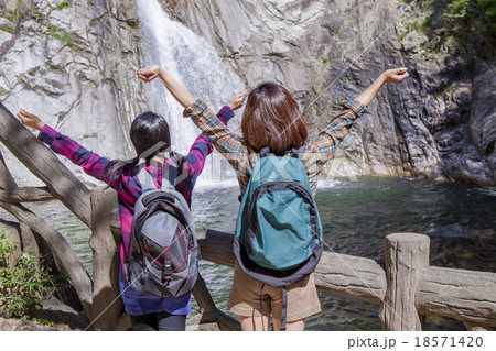 山登りをするミドル女性 山登りをするミドル女性 18571420