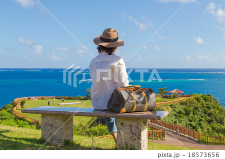 沖縄旅行をする女性 沖縄旅行をする女性 18573656