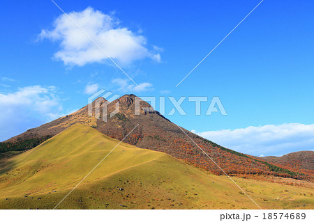 裾野の紅葉広がる秋の由布岳の写真素材