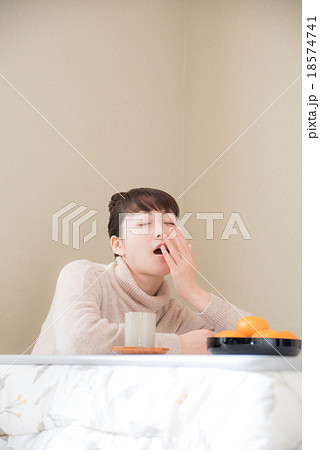 こたつ 女性 こたつ 女性 18574741