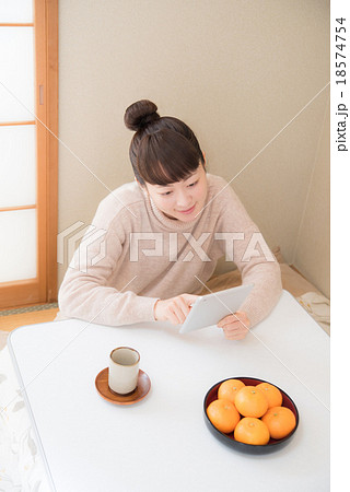 こたつ 女性 タブレット こたつ 女性 タブレット 18574754
