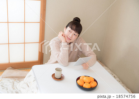 こたつ 女性 タブレット こたつ 女性 タブレット 18574756