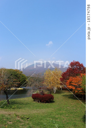 紅葉と長老湖から望む蔵王山 18574798