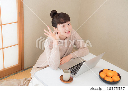 こたつ 女性 パソコン こたつ 女性 パソコン 18575527