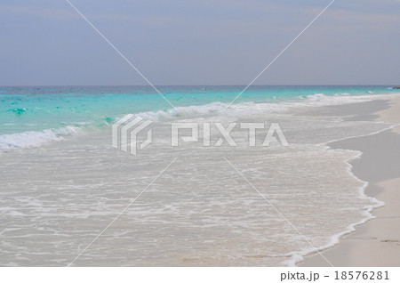 White sand beach 18576281
