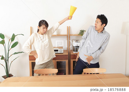 若い夫婦 18576888