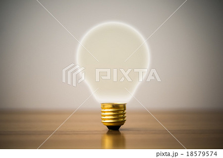 透明の電球 18579574