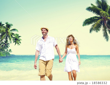 Honeymoon Couple Summer Beach Dating Concept 18586332