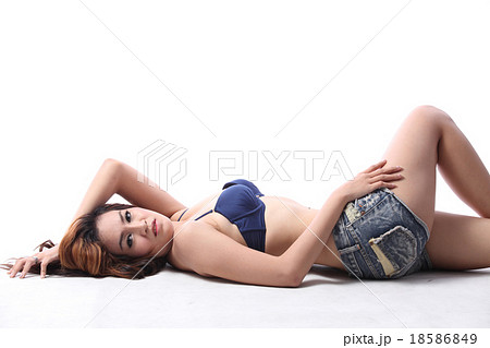 Model bikini sexy pose Model bikini sexy pose 18586849