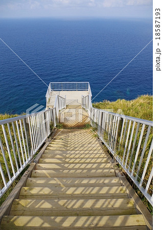 海辺と展望台 18587193
