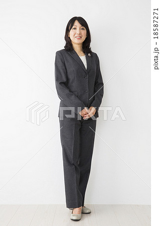 スーツ姿のミドル女性の写真素材