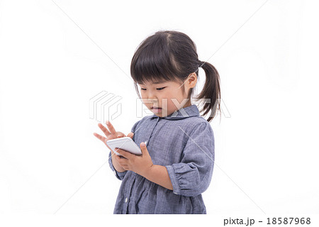 スマートフォンを使う女の子 スマートフォンを使う女の子 18587968