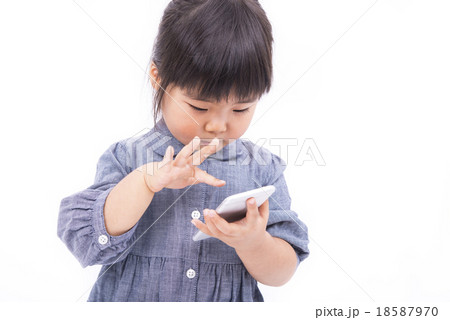 スマートフォンを使う女の子 18587970