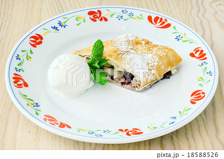 apple strudel apple strudel 18588526
