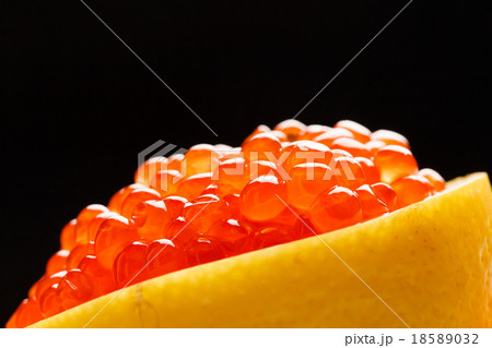 red caviar on the lemon 18589032