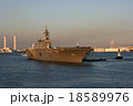 横浜大さん橋埠頭に向け入港する護衛艦「いずも」 18589976
