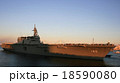 夕方の横浜大さん橋埠頭に入港した護衛艦「いずも」 18590080