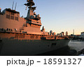 夕方の横浜大さん橋埠頭に接岸する護衛艦「いずも」 18591327