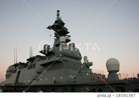 夕方の横浜大さん橋埠頭に接岸した護衛艦「いずも」 18591367