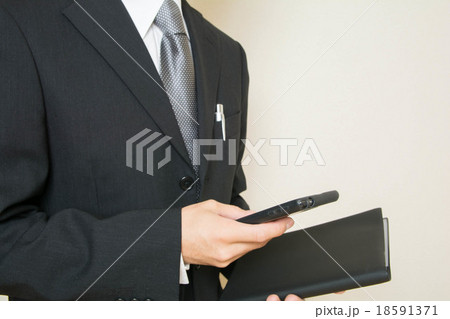 スマホをいじる手 スマホをいじる手 18591371