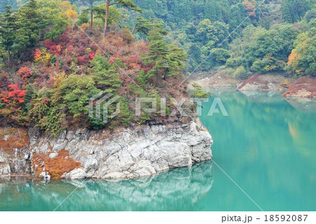 湖と紅葉 湖と紅葉 18592087