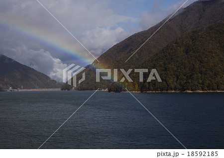 ダム湖に虹 ダム湖に虹 18592185