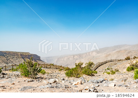 ジャバル・アフダールの山岳地帯(オマーン) 18594624