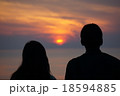 夕日を見るカップル 18594885