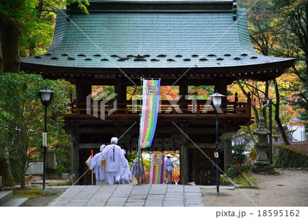 大窪寺紅葉13(山門・お遍路さん・四国八十八箇所霊場88番札所・結願寺) 大窪寺紅葉13(山門・お遍路さん・四国八十八箇所霊場88番札所・結願寺) 18595162