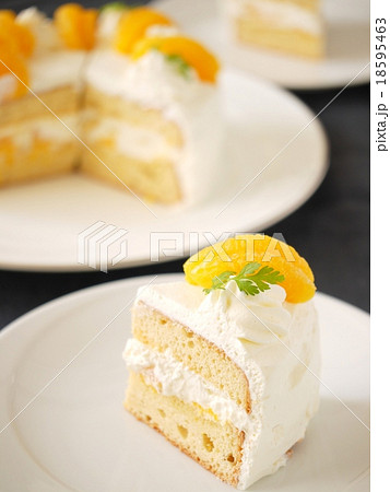 オレンジのショートケーキ　黒背景　カット&ホール（縦位置） 18595463