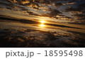 ウユニ塩湖の夕日 18595498