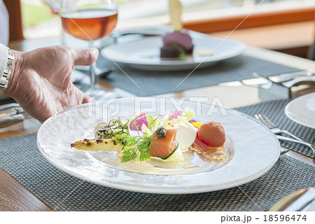 食事シーン 18596474