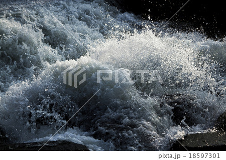 水しぶき 18597301