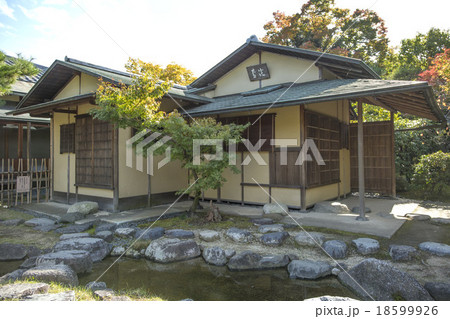 白鳥庭園　秋　茶室　澄蘆 18599926