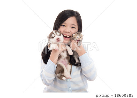 Beautiful asian girl holding newborn puppy and kitten Beautiful asian girl holding newborn puppy and kitten 18600285