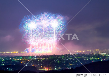 街を見下ろす花火 18601087