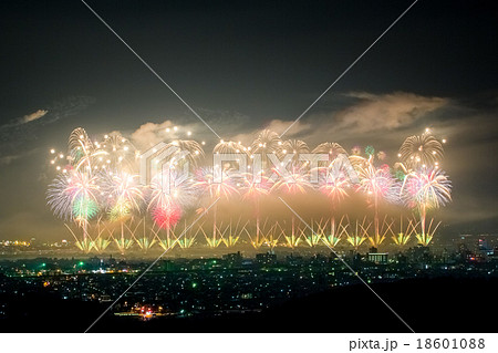 街を覆うスターマイン 18601088