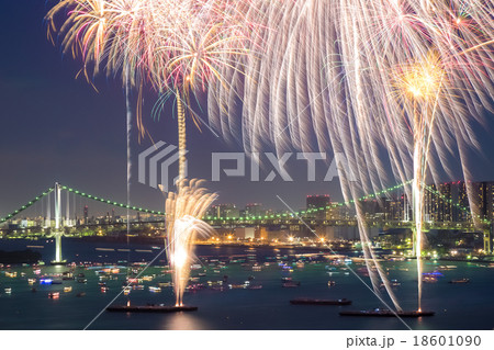 レインボーブリッジと花火 18601090