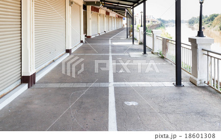 urban walkway riverside 18601308