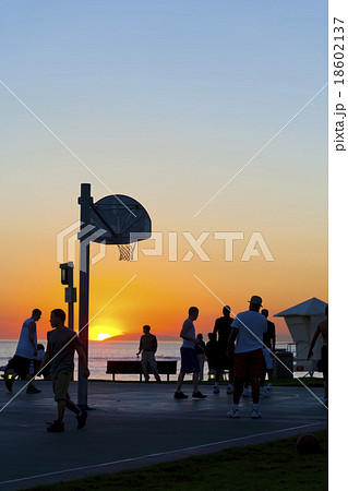 ストリートバスケと夕日の写真素材