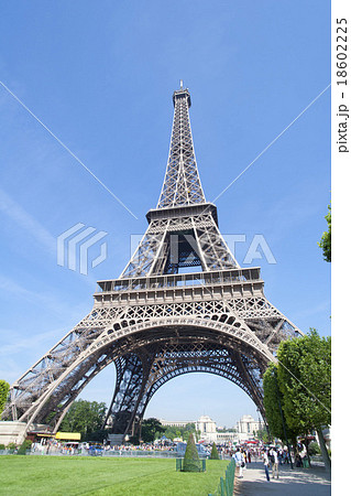 パリのエッフェル塔 下からの写真素材