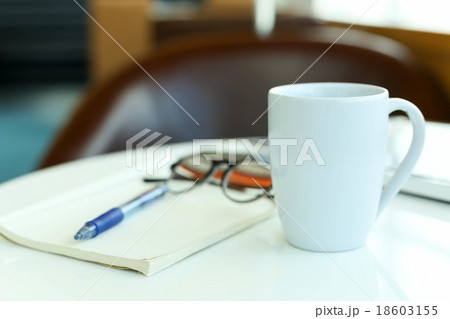 Coffee with blank paper note and glasses 18603155