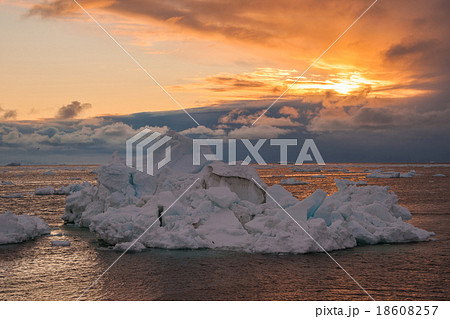 Iceberg at sunset, Disko bay, Greenland Iceberg at sunset, Disko bay, Greenland 18608257