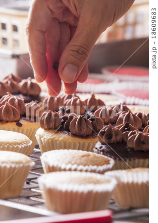 Making cupcakes 18609683