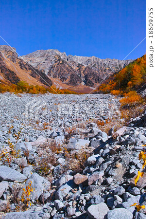 秋の上高地　岳沢からみた穂高連峰 18609755
