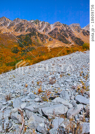 秋の上高地　岳沢からみた穂高連峰 18609756
