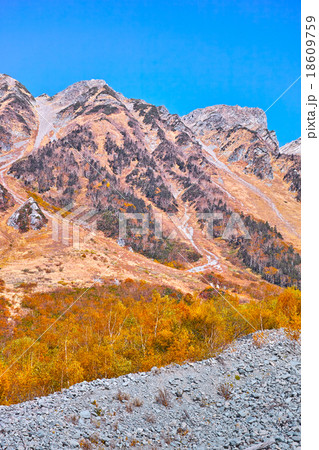 秋の上高地 岳沢からみた穂高連峰 秋の上高地 岳沢からみた穂高連峰 18609759