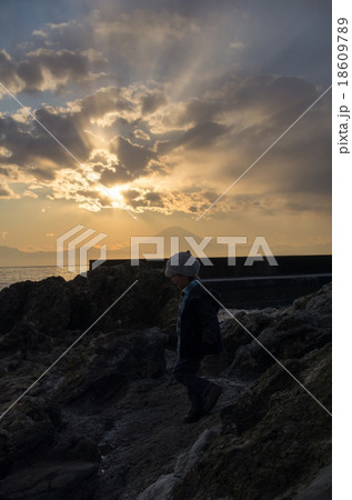 日の入り風景と子供のシルエット 18609789
